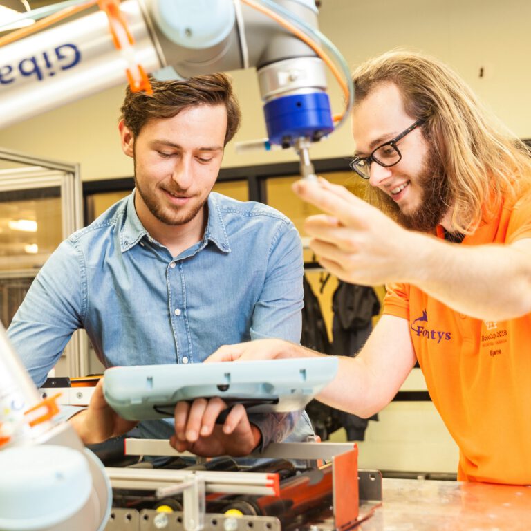 karsten 42302300594 o scaled e1599729383126 Techniekstudenten robotica - FotoFluvius