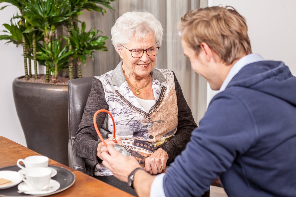 Oudere vrouw bij jonge fysio - FotoFluvius